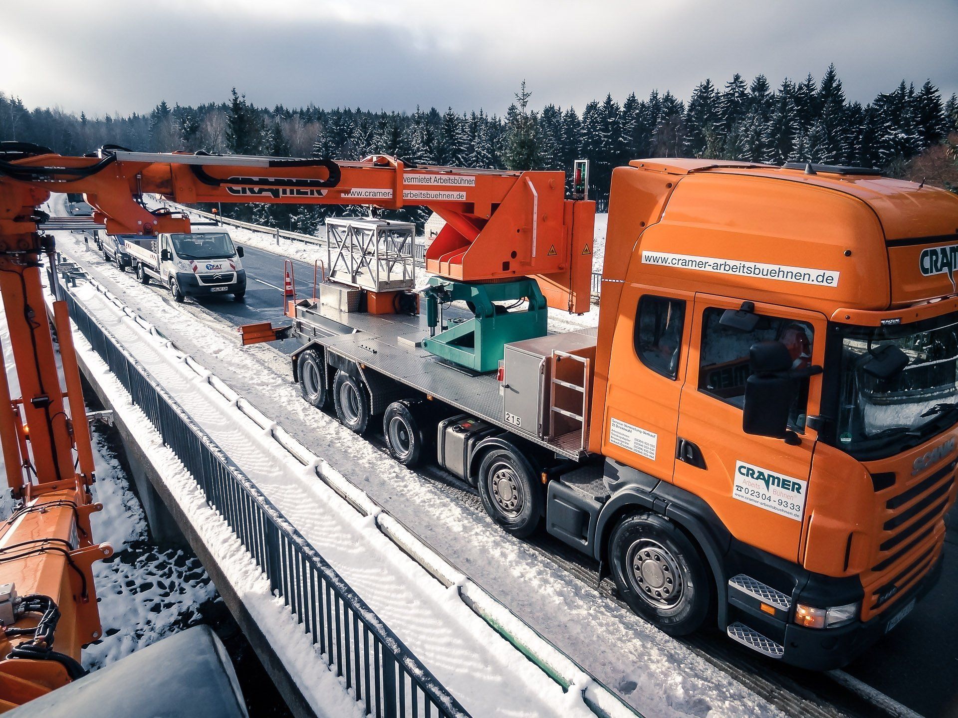 Kran bei Brückenüberprüfung