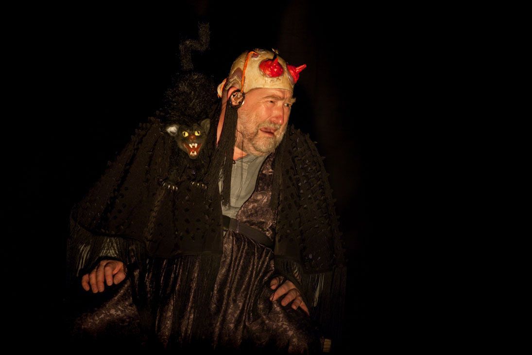 Der Teufel mit den drei goldenen Haaren 2019 / Foto: René Schäffer Simon van Parys als des Teufels Großmutter in