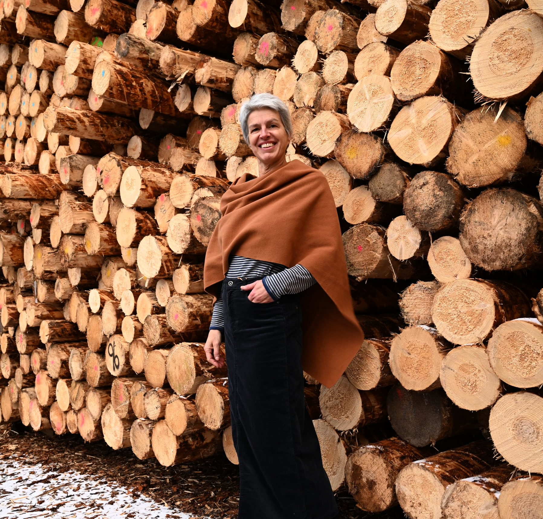 Cognacfarbenen Poncho von HSCPN und dunkelblauer Cordrock von MOS MOSH