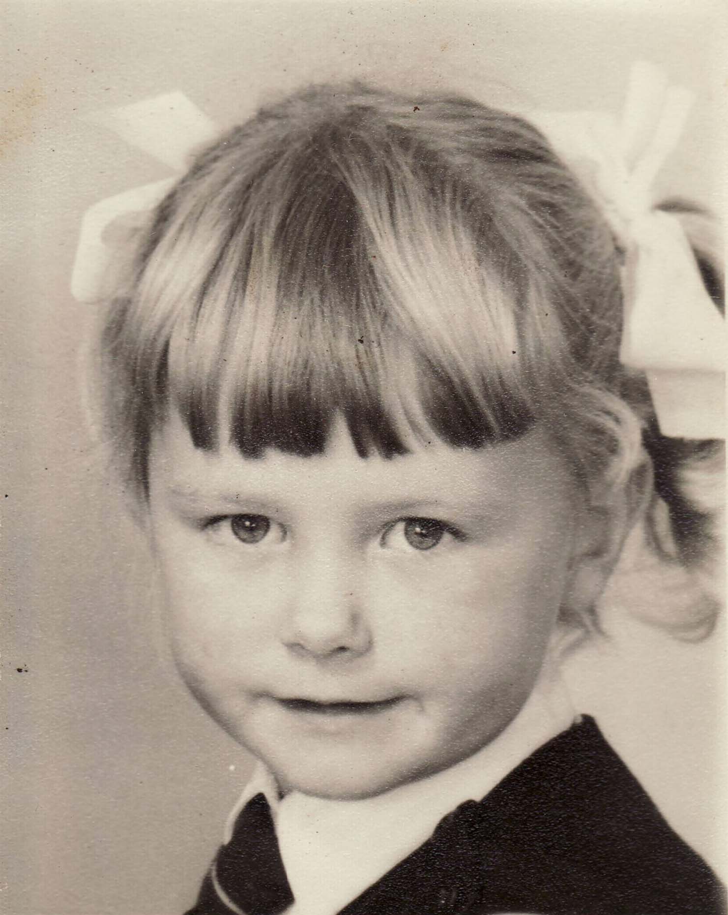 Louise at primary school Louise photo at primary school. She is L A Kent author of Inspector DI Treloar best cornish crime thrillers and  murder mysteries set in Cornwall