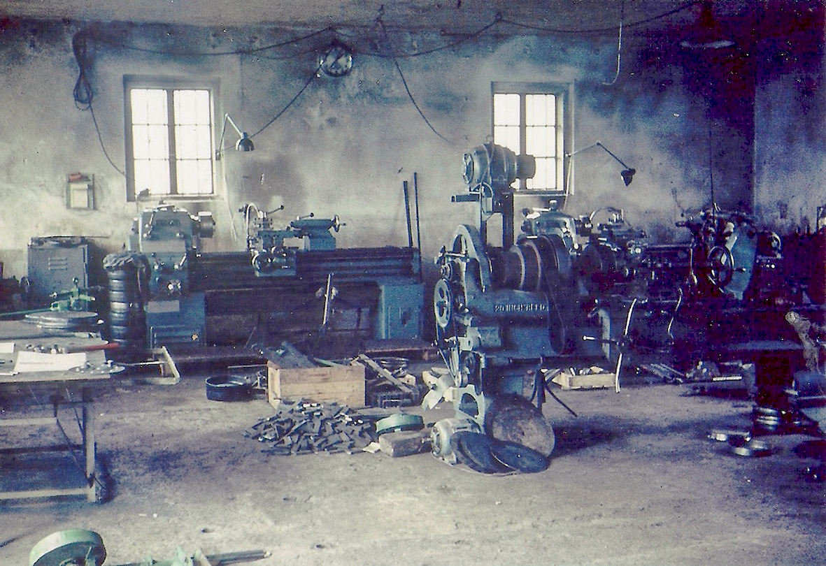 Die erste Prillinger Werkstätte in der ehemaligen Wagenhütte der Mühle.