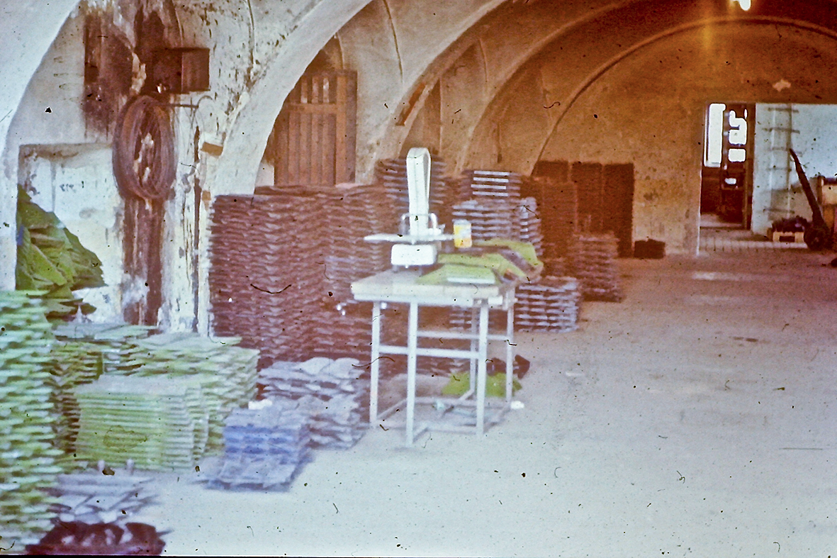 Das erste Ersatzteillager im ehemaligen Kuhstall Das erste Ersatzteillager der Firma Prillinger im ehemaligen Kuhstall