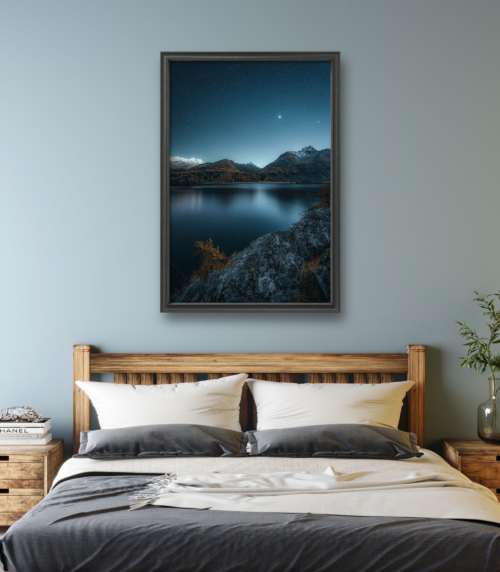 Landschaftsbild eines Schweizer Bergsees unter klarem Sternenhimmel als Wandbild in einem Schlafzimmer.