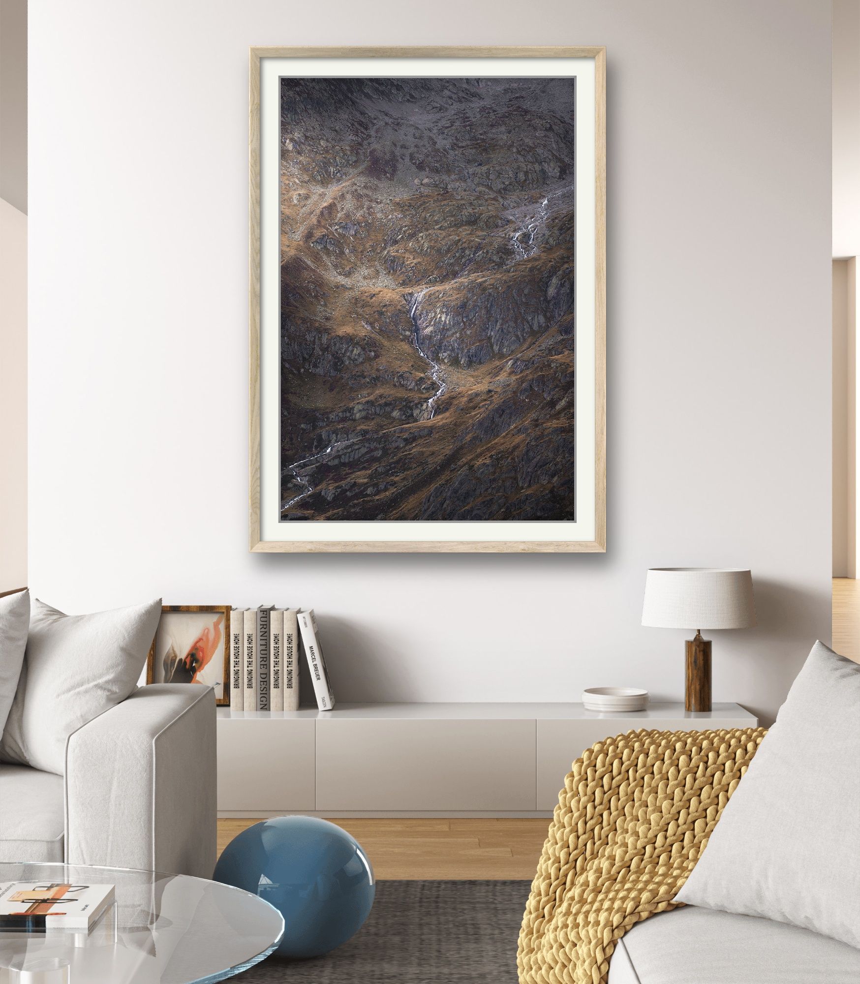 Abstraktes Landschaftsbild einer Bergwand als Wandbild in einem Wohnzimmer.