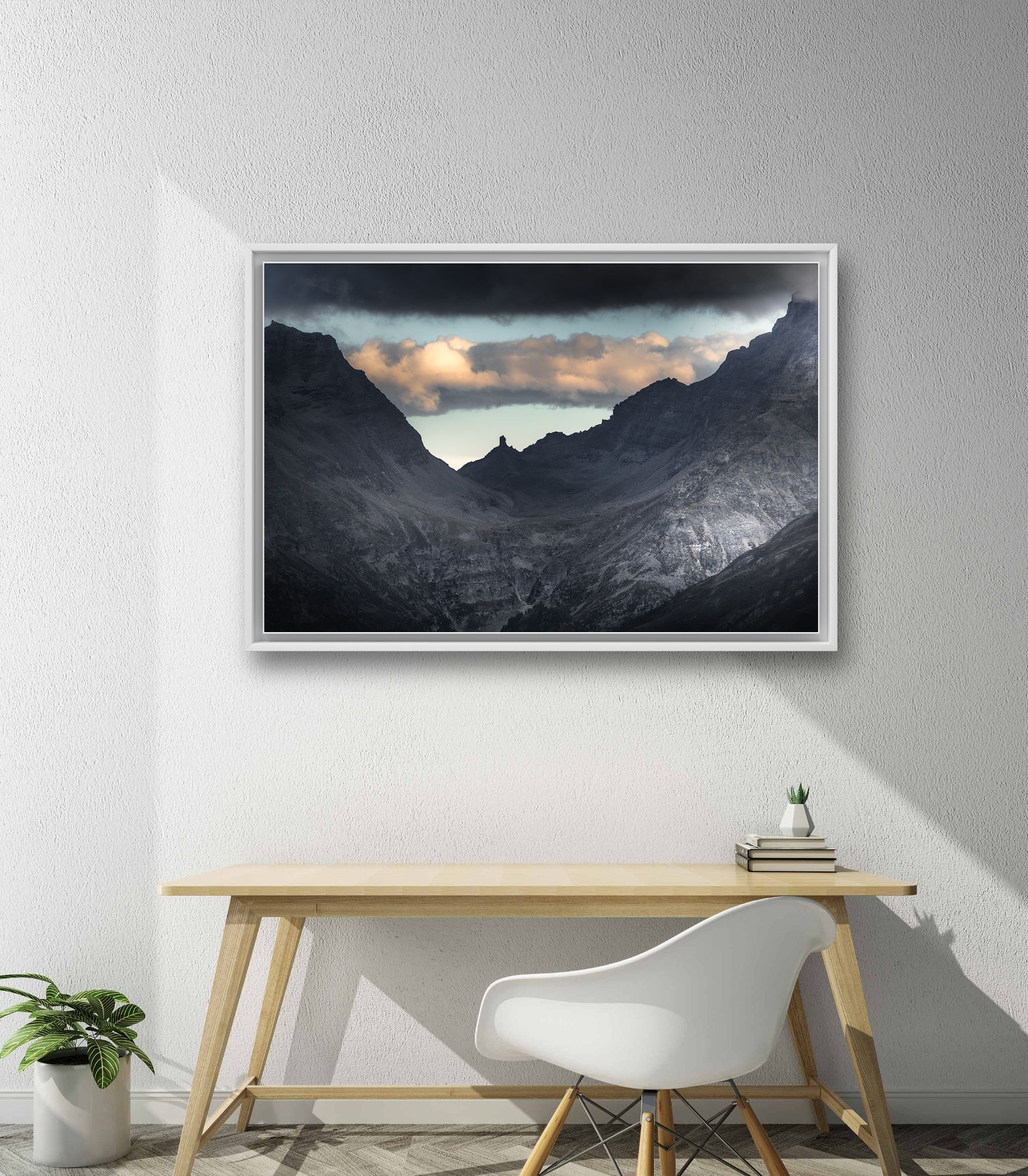 Wandbild mit einem Bergpanorama Wandbild mit einem Bergpanorama in einem Raum hängend.
