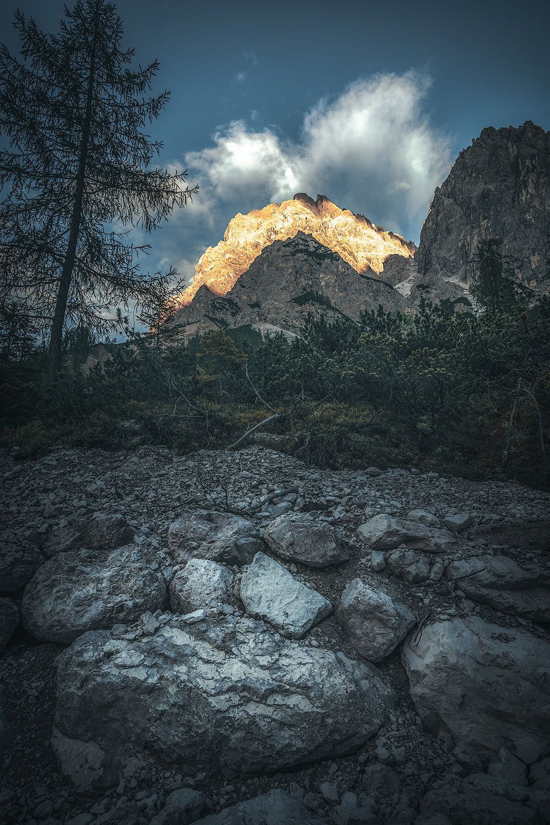 Spektakuläre Bergkulisse zum Sonnenuntergang, Dolomiten