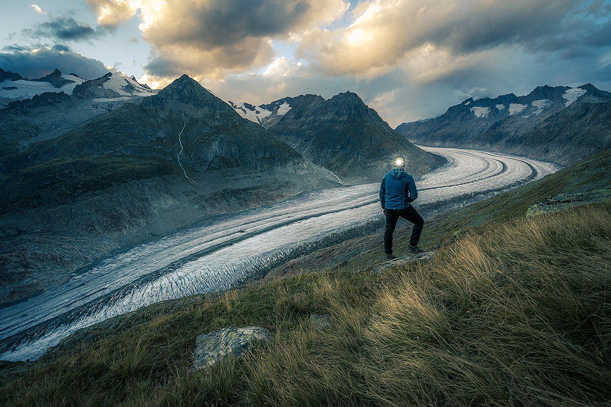 Der Aletsch Gletscher zum Sonnenuntergang Landschaftsfoto des Aletsch Gletschers während eines wunderschönen Sonnenuntergangs zur goldenen Stunde.
