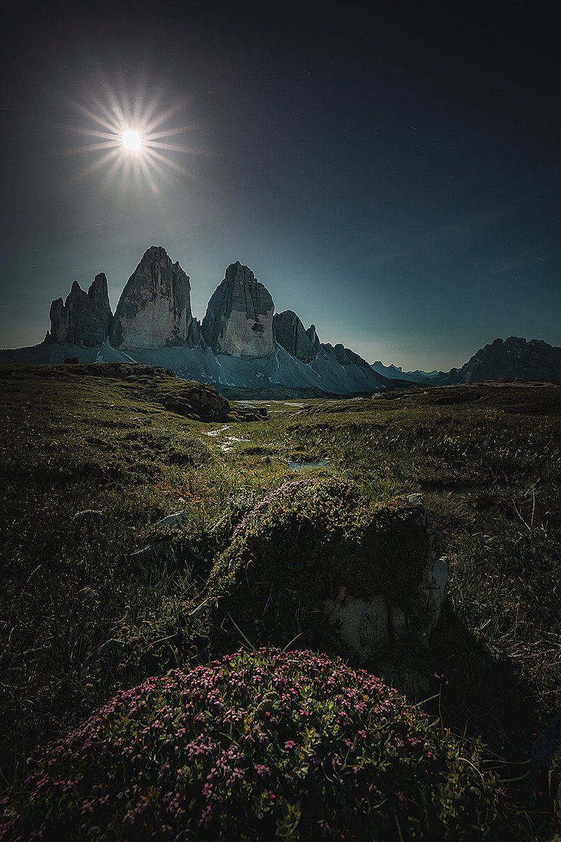 Die Drei Zinnen bei Nacht mit aufgehendem Mond, Dolomiten