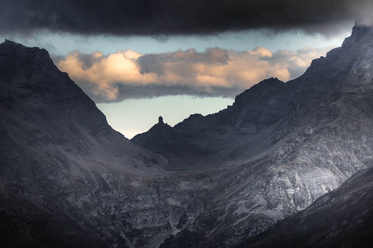 Markante Berformation mit Licht und Schatten nach einem Gewitter, Schweiz