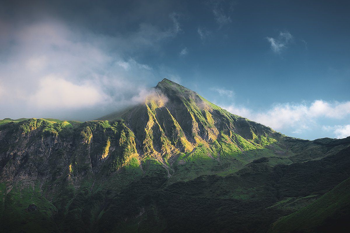 Beleuchteter, markanter Berg im Oytal zur goldenen Stunde, Allgäu, Bayern