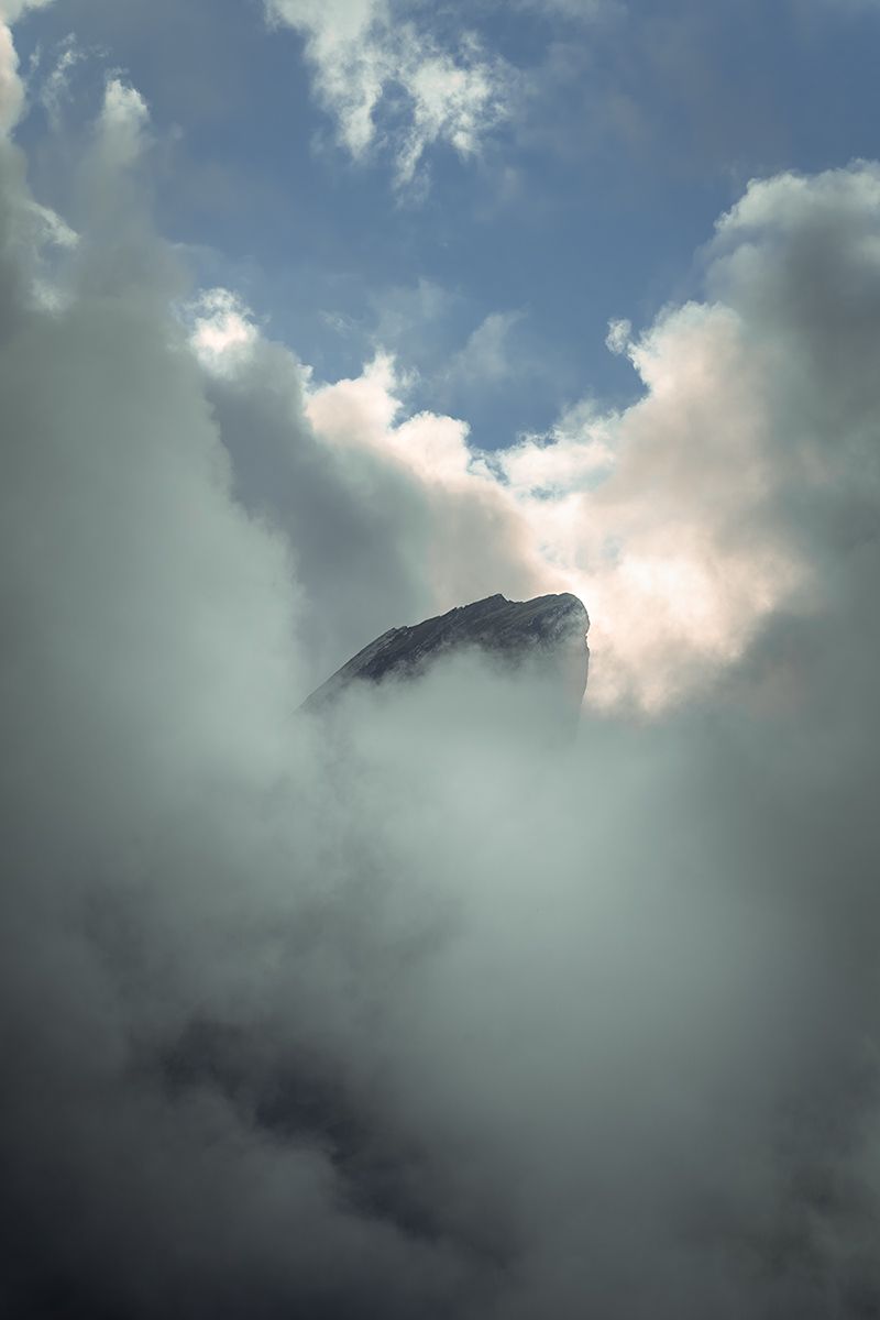Markanter Berggipfel in den Wolken, Schweiz