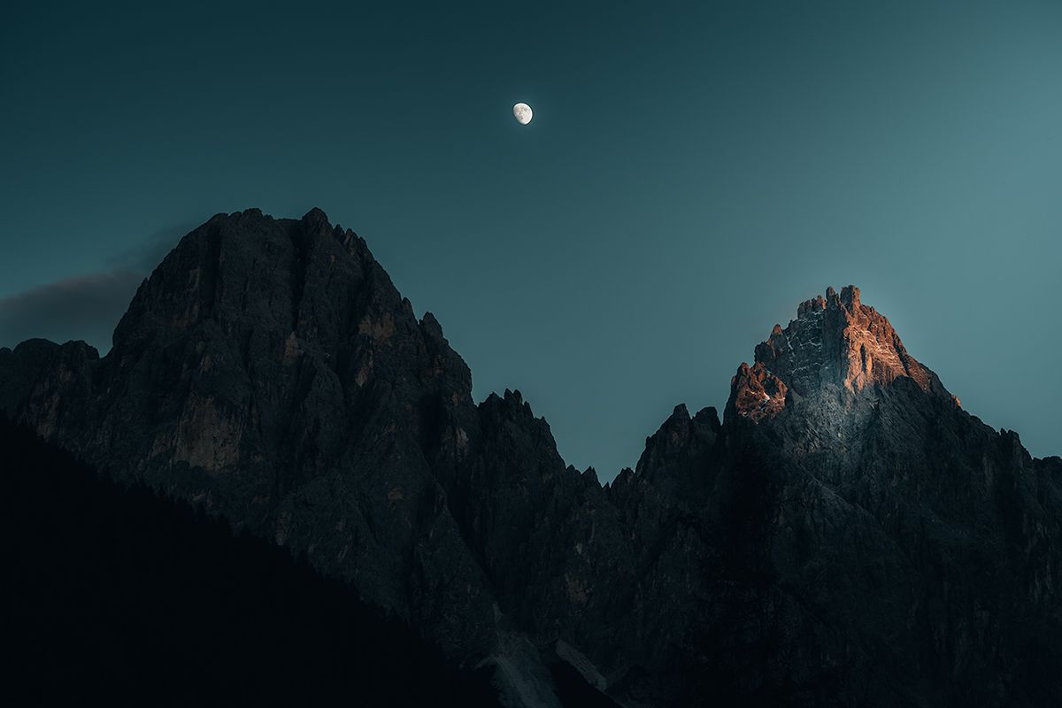 Markante Bergformation zur blauen Stunde mit aufgehendem Mond, Dolomiten