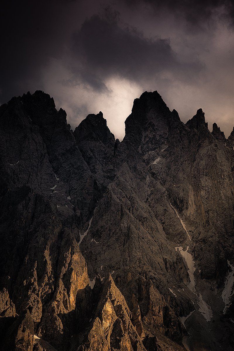 Die Berggipfel der Haunoldgruppe zur goldenen Stunde mit Licht und Schatten, Dolomiten