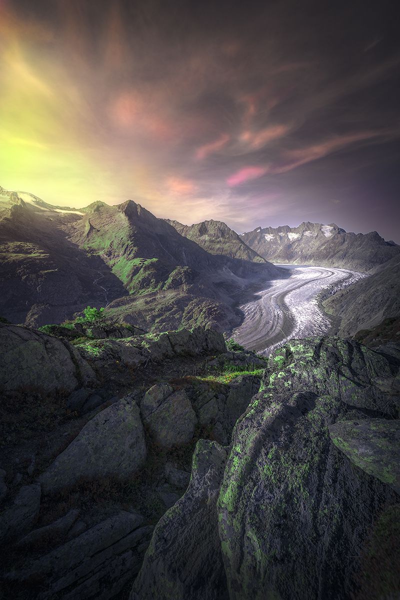 Der Aletsch Gletscher bei Sonnenuntergang mit beeindruckender Felsformation im Vordergrund, Schweiz