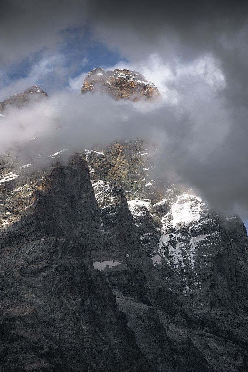 Der Gipfel des Matterhorns mit Wolken umhüllt, Italien