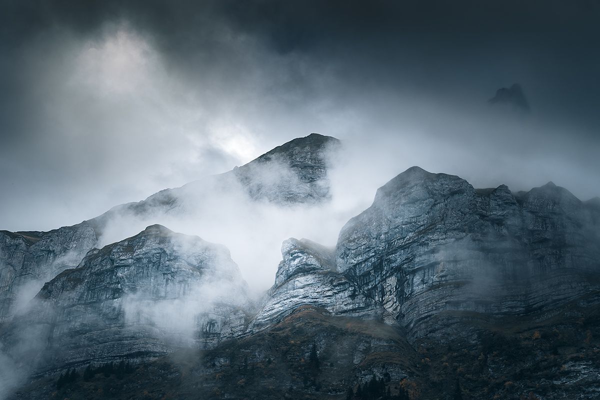 Markante Bergkulisse mit Wolken umhüllt, Schweiz
