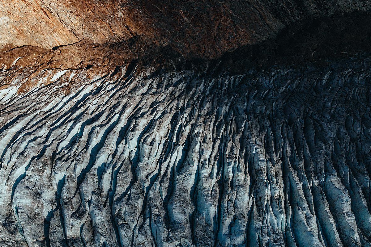 Markante Gletscherspalten mit angrenzenden Felsen am Rande des Gletschers, Schweiz