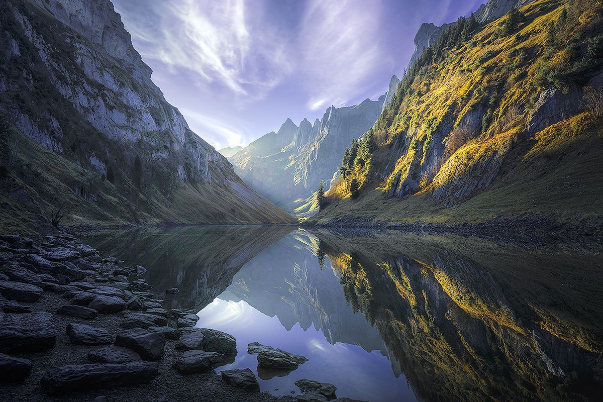 Fählensee bei untergehender Sonne mit Spiegelung der Bergkulisse im See, Schweiz