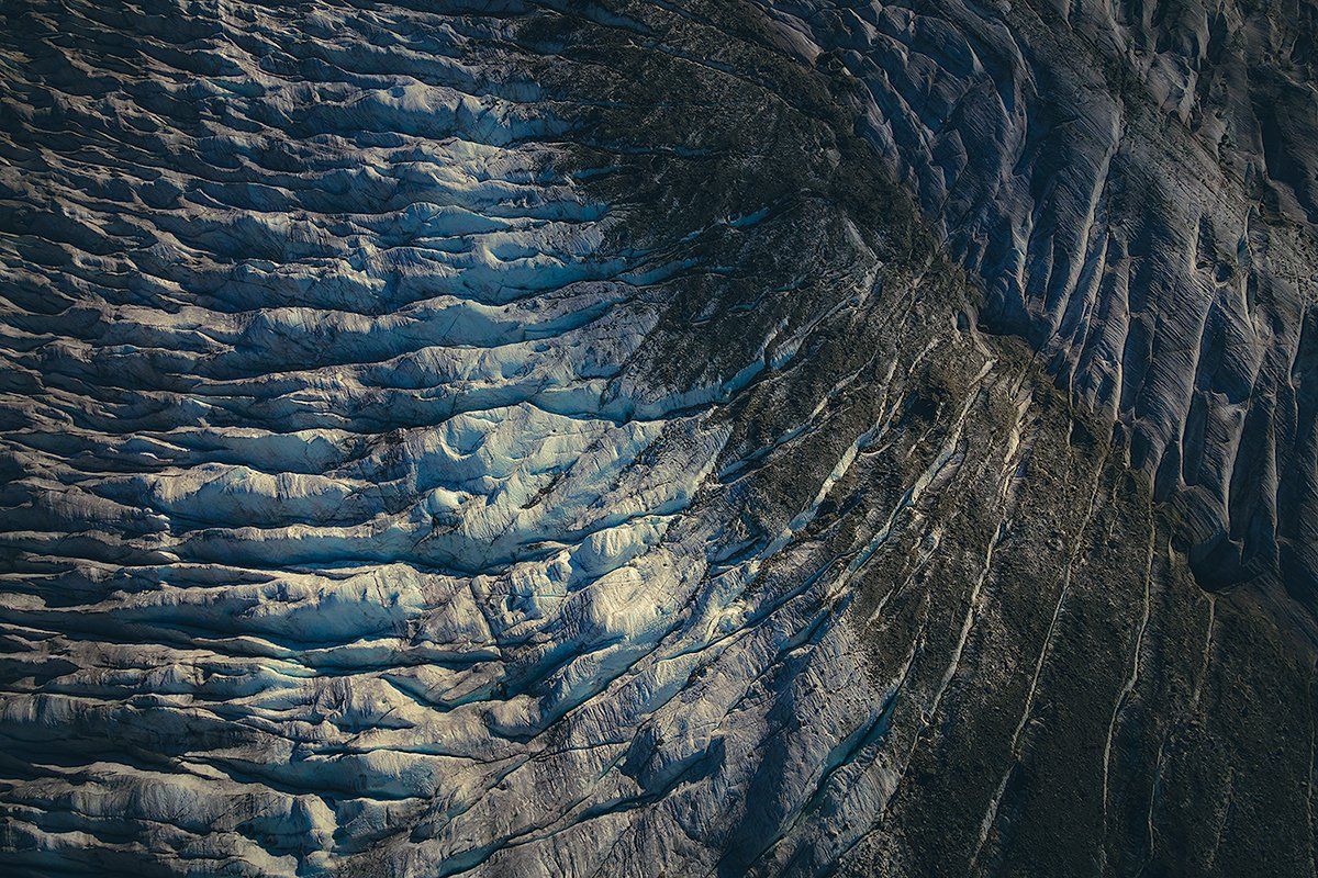 Gletscherspalten mit Moränen aus der Luft, Schweiz
