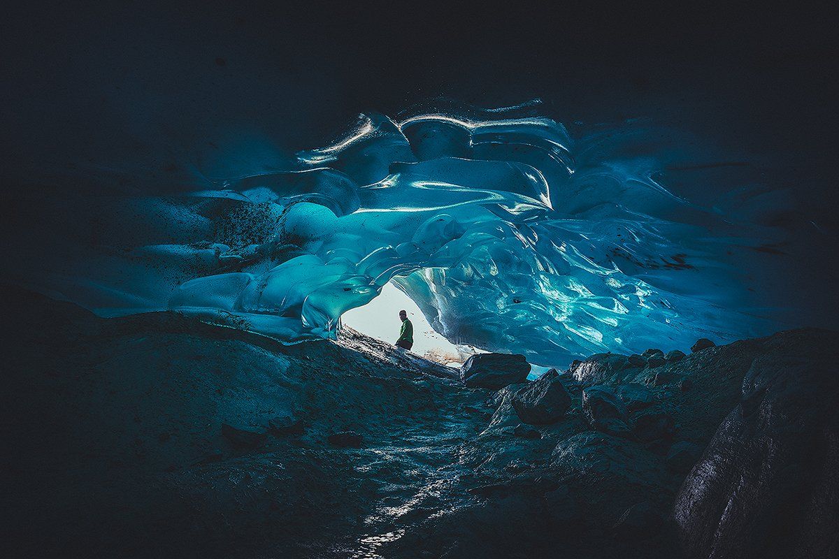 Eishöhle mit Gletscherbach, Schweiz