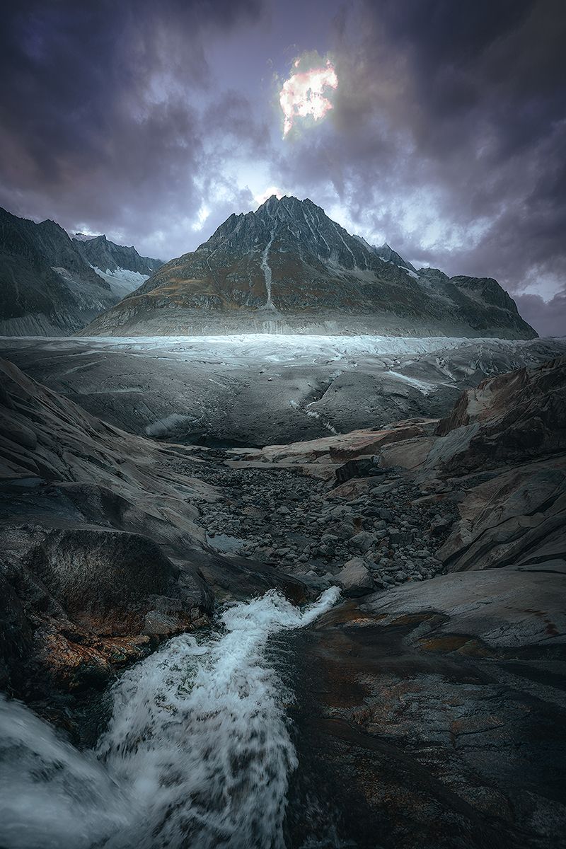 Kleiner Gletscherbach am Rande des Aletsch Gletschers, Schweiz
