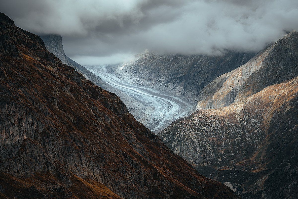 Der Fiescher Gletscher unter einer dichten Wolkendecke, Schweiz