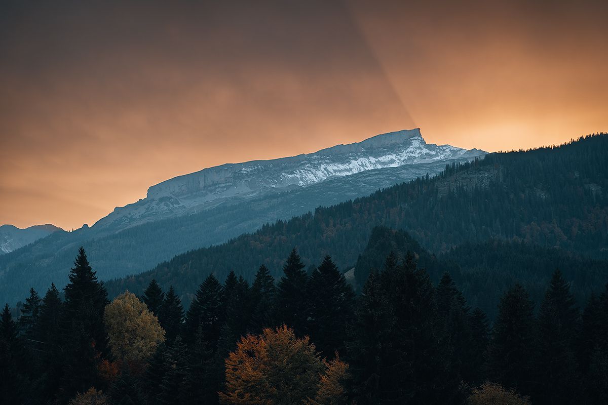 Der Hohe Ifen im Kleinwalsertal während eines Sonnenuntergangs, Österreich