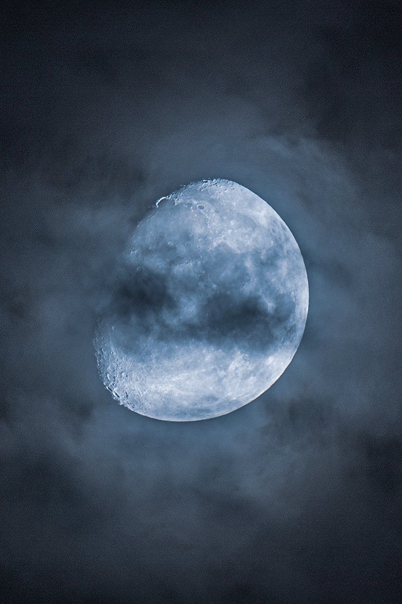 Der Mond von dunklen Wolken bedeckt, Deutschland