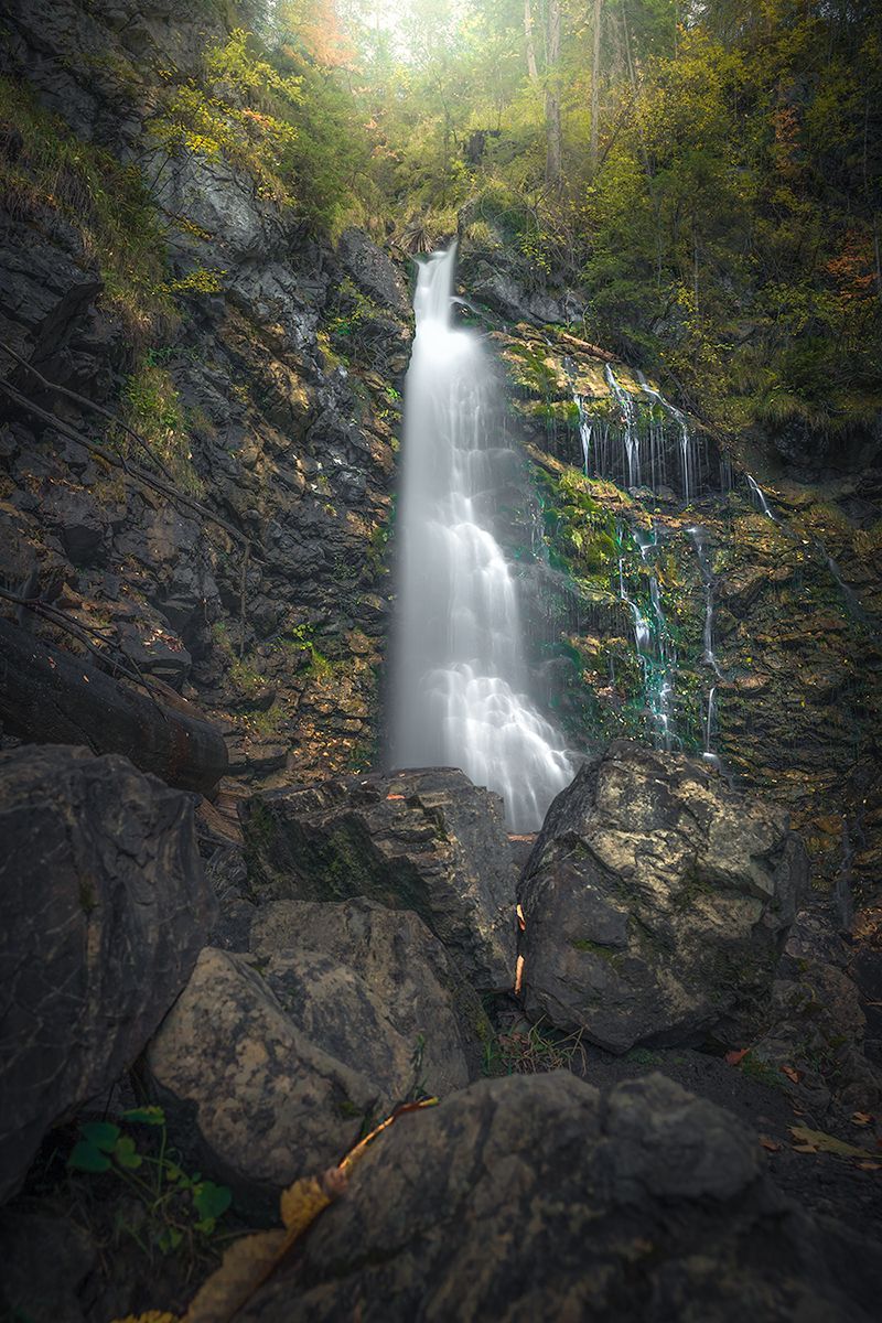 Wunderschöner Wasserfall in einem bayerischen Wald, Allgäu, Deutschland