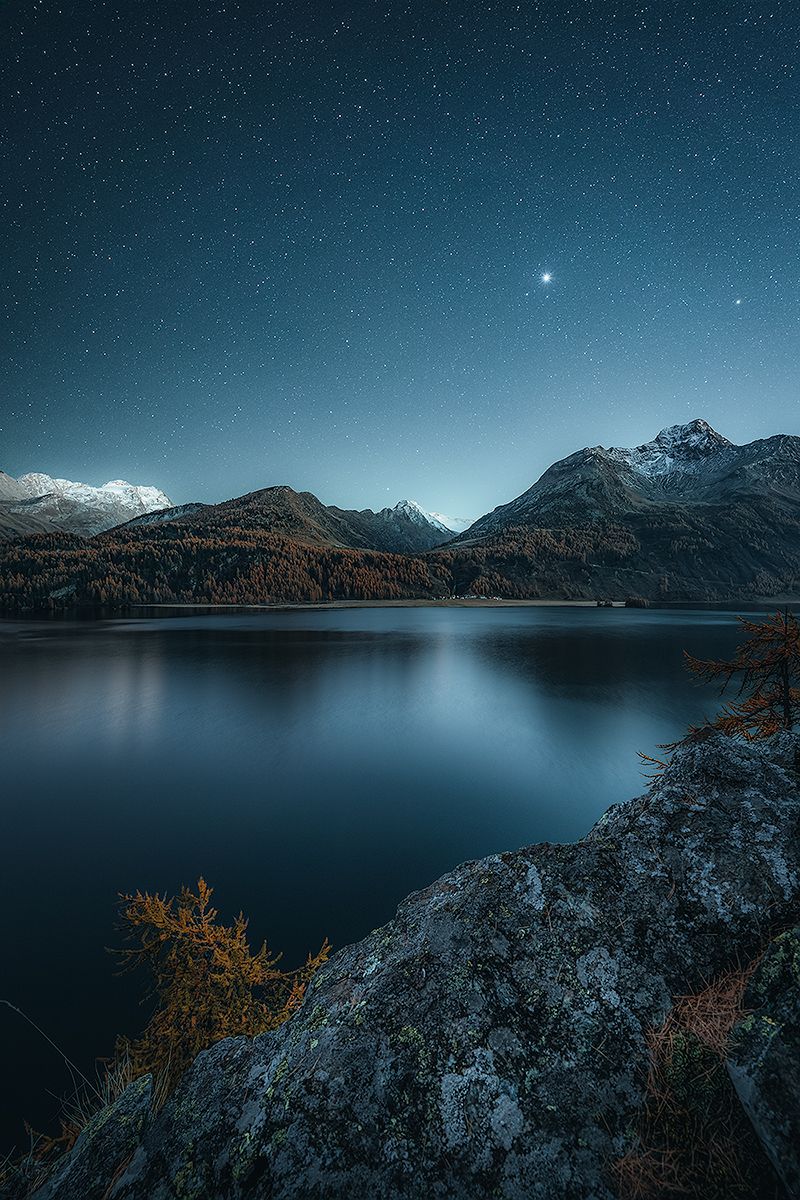 Schweizer Bergsee bei Nacht unter sternenklarem Himmel, Schweiz
