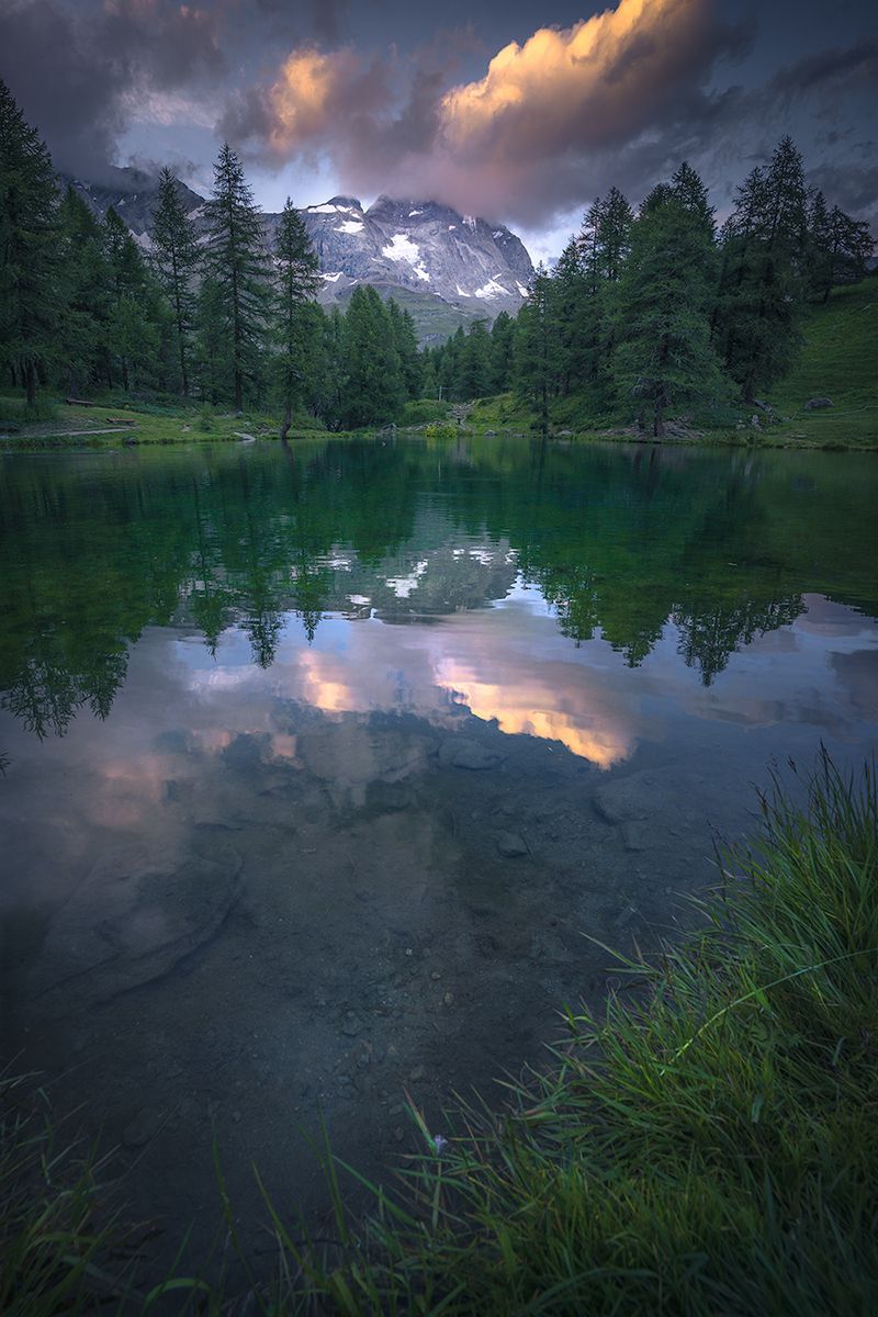 Lac Bleu zur blauen Stunde vor der Kulisse des Matterhorns, Italien