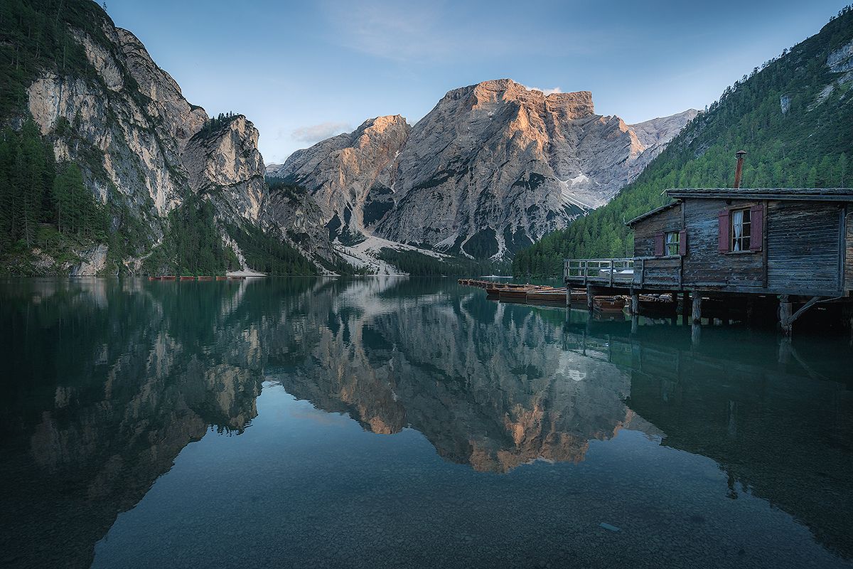 Pragser Wildsee zur goldenen Stunde mit Hütte am See, Dolomiten