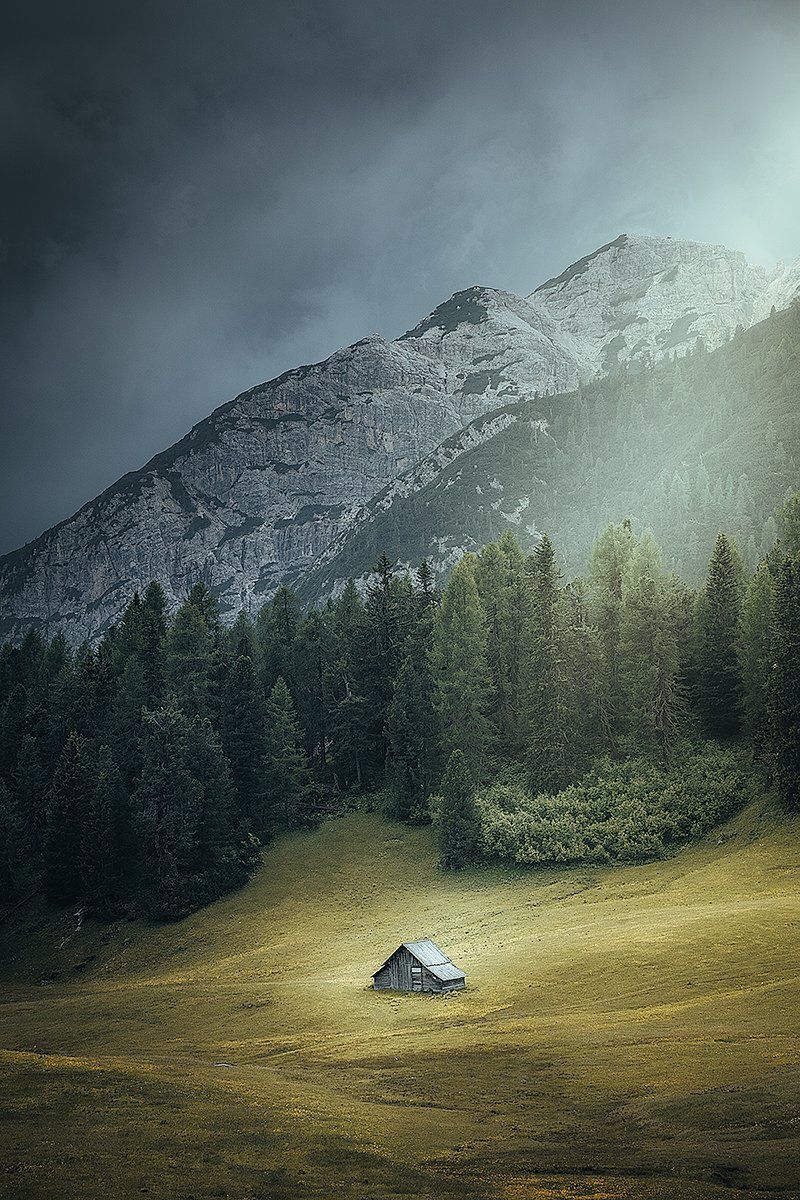 Einsame Hütte auf grüner Wiese in den Dolomiten, Plätzwiese, Südtirol