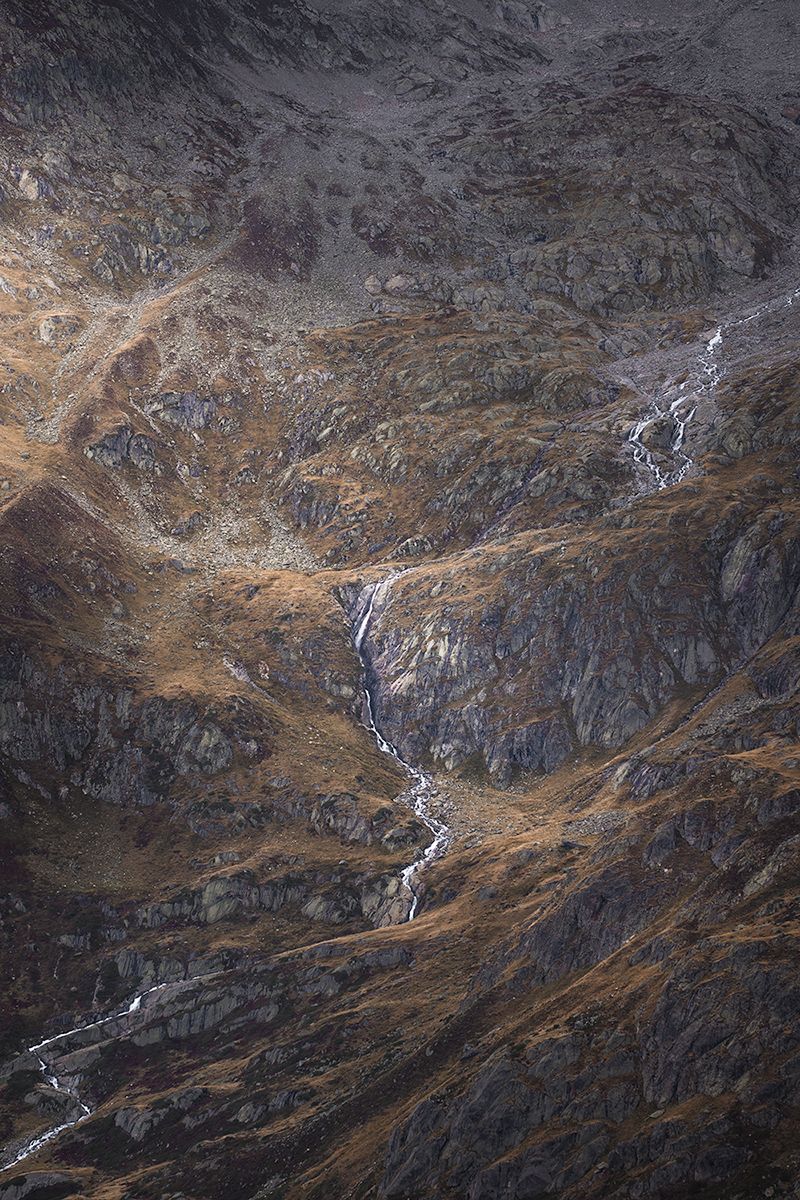 Landschaftsbild Magnus Murus – Eine abstrakte Landschaftsaufnahme eines Berghangs.