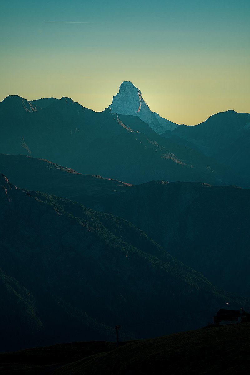 Das Matterhorn zur goldenen Stunde in der Ferne, Schweiz