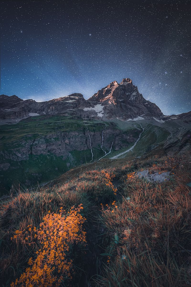 Das Matterhorn bei Nacht unter sternenklarem Himmel, Italien