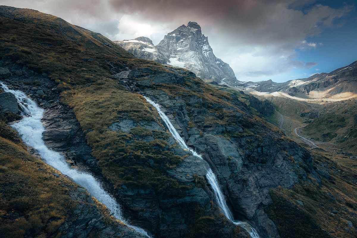 Südseite des Matterhorns mit Wasserfällen im Vordergrund Landschaftsfoto mit Wasserfällen vor der Südseite des Matterhorns
