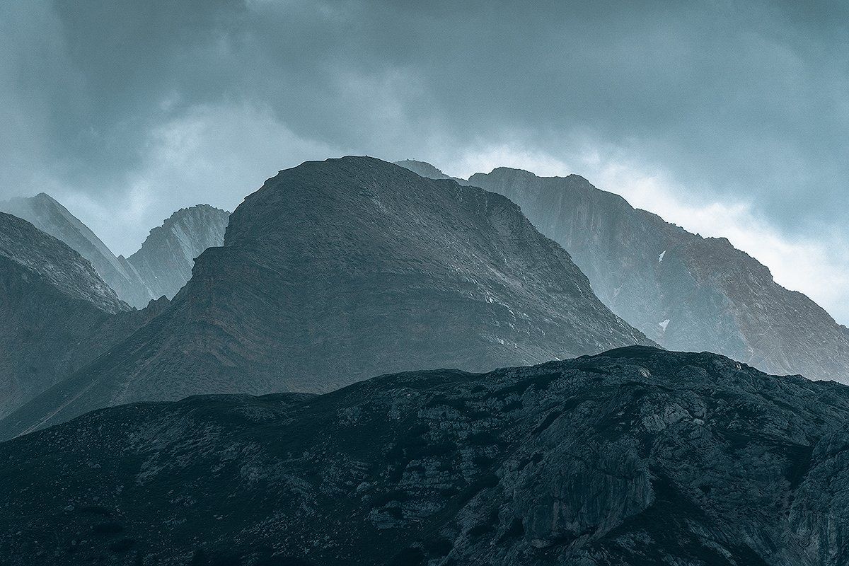 Markante Berformation mit Nebel, Wolken, Licht und Schatten, Dolomiten