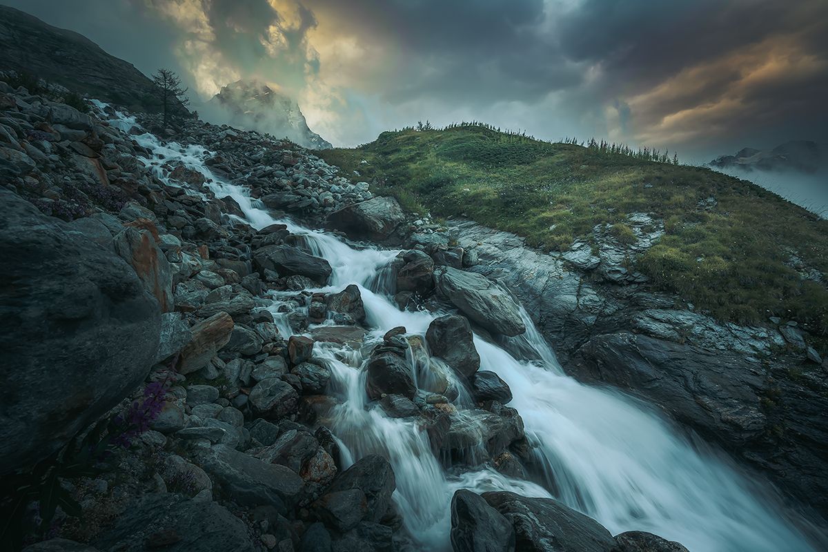 Tosender Wasserfall vor der Kulisse des Matterhorns nach einem Gewitter, Italien