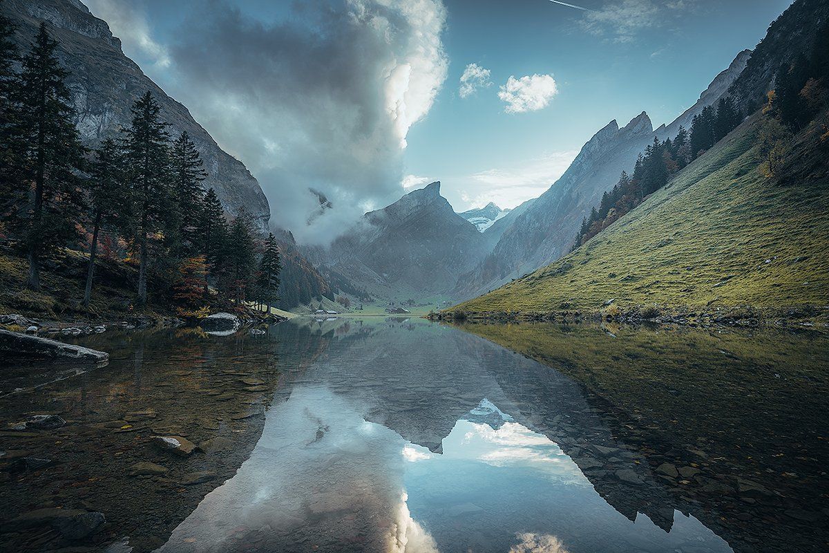 Schweizer Bergsee mit Spiegelung der Bergkulisse im See, Schweiz