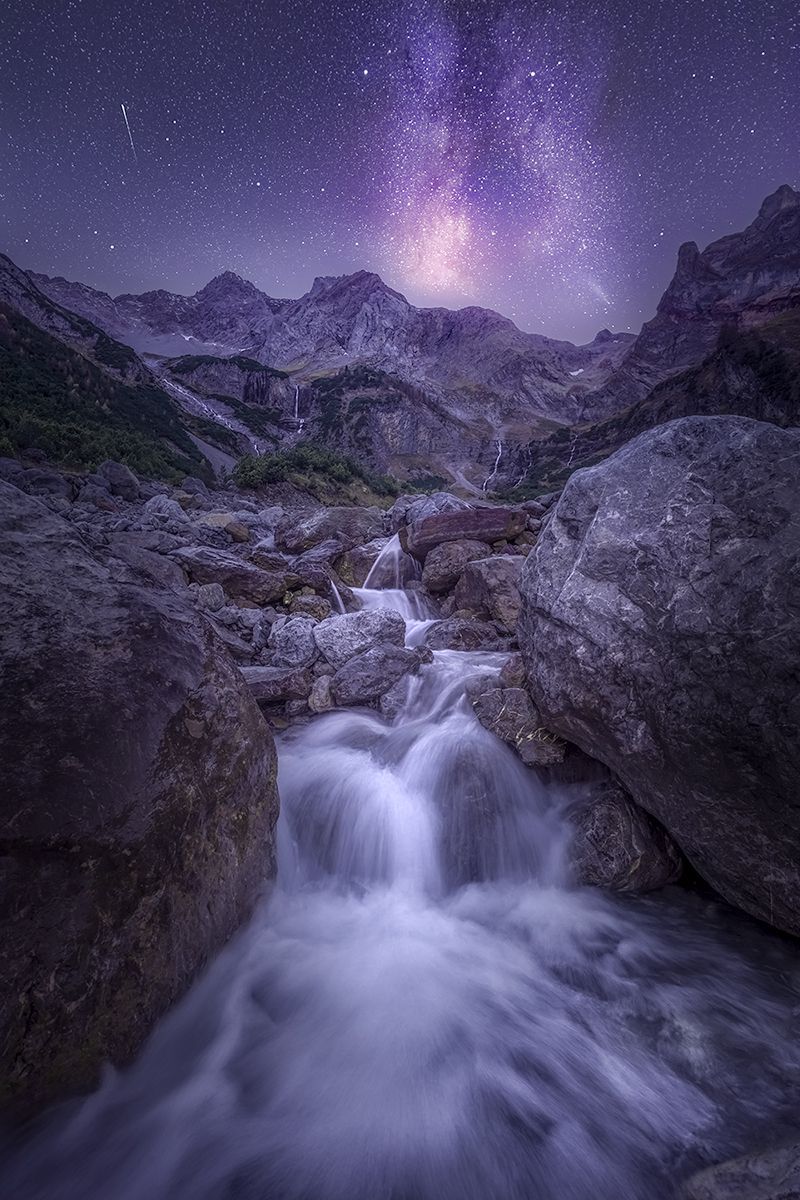 Schesaplana bei Nacht mit aufgehender Milchstrasse und Wasserfällen im Vordergrund, Österreich