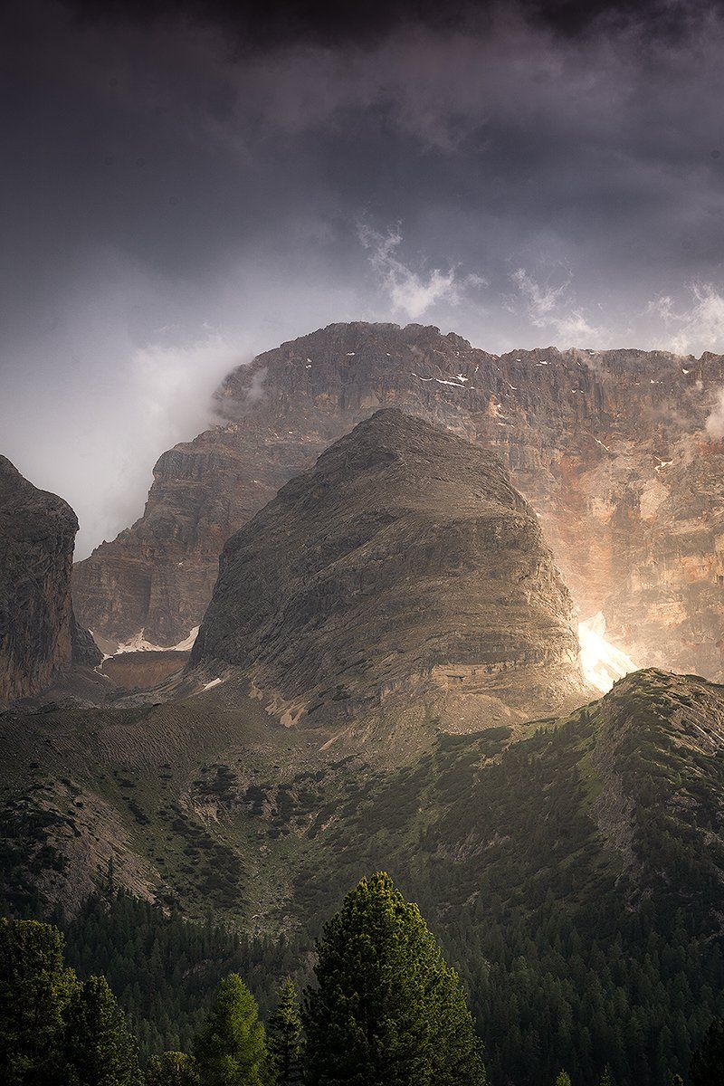 Imposante Bergformation nach einem Gewitter, Dolomiten
