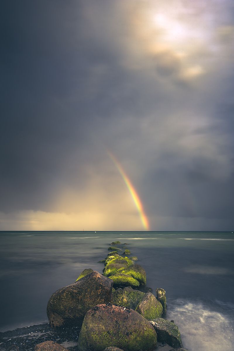 Spektakulärer Regenbogen an der Ostsee, Deutschland