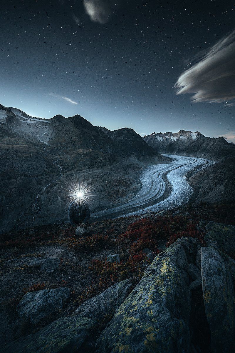 Der Aletsch Gletscher bei Nacht unter Sternenhimmel, Schweiz