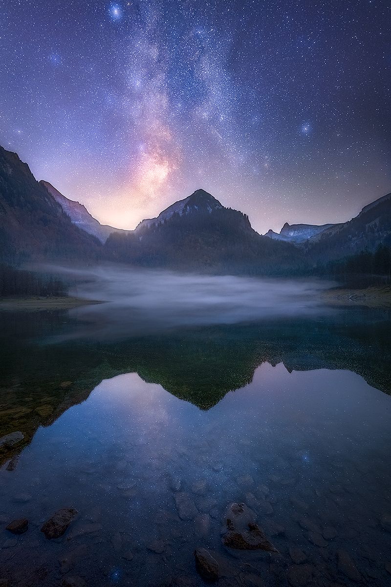 Voralpsee bei Nacht mit Spiegelung der Milchstrasse im See, Schweiz