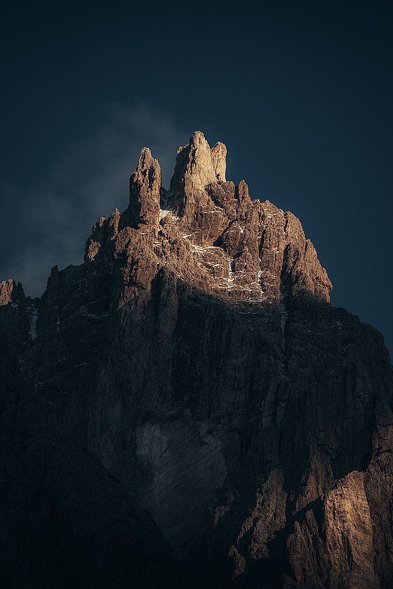 Der beleuchtete Gipfel eines Berges in den Dolomiten, Südtirol