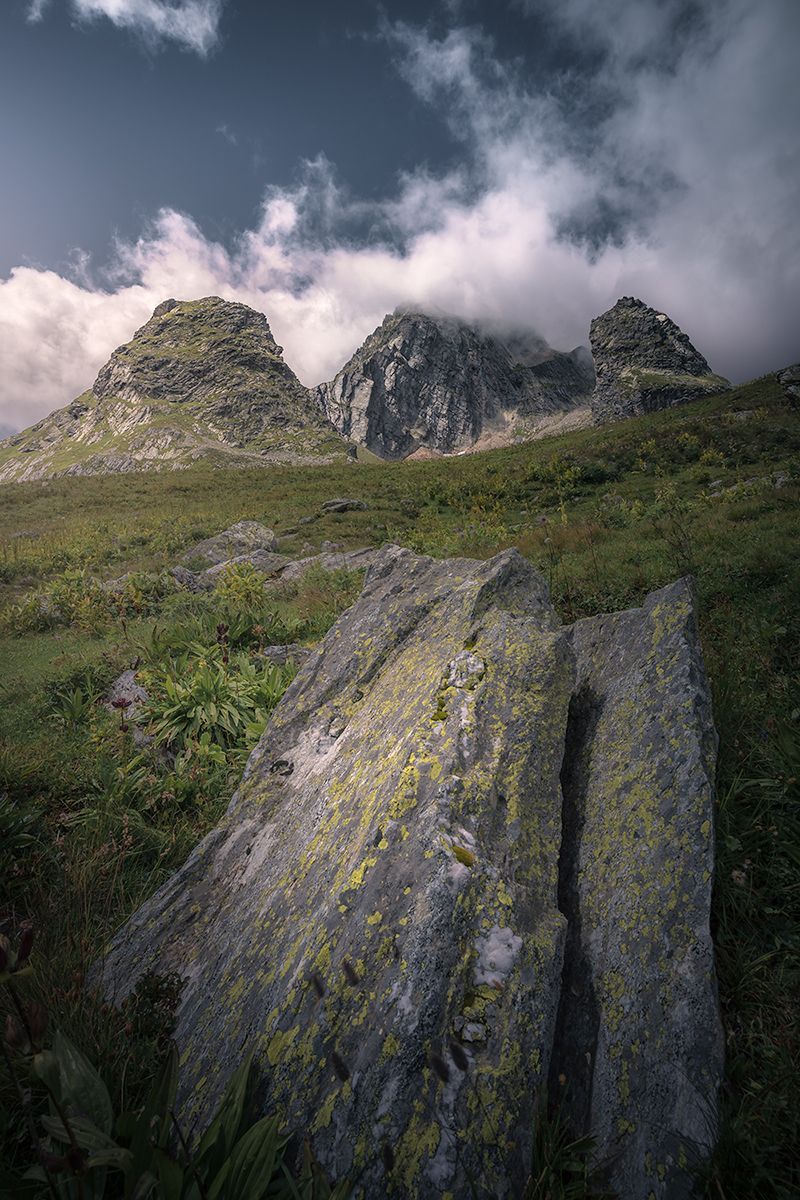 Drei markante Berggipfel mit Felsformation im Vordergrund, Großer Sankt Bernhard Pass, Italien