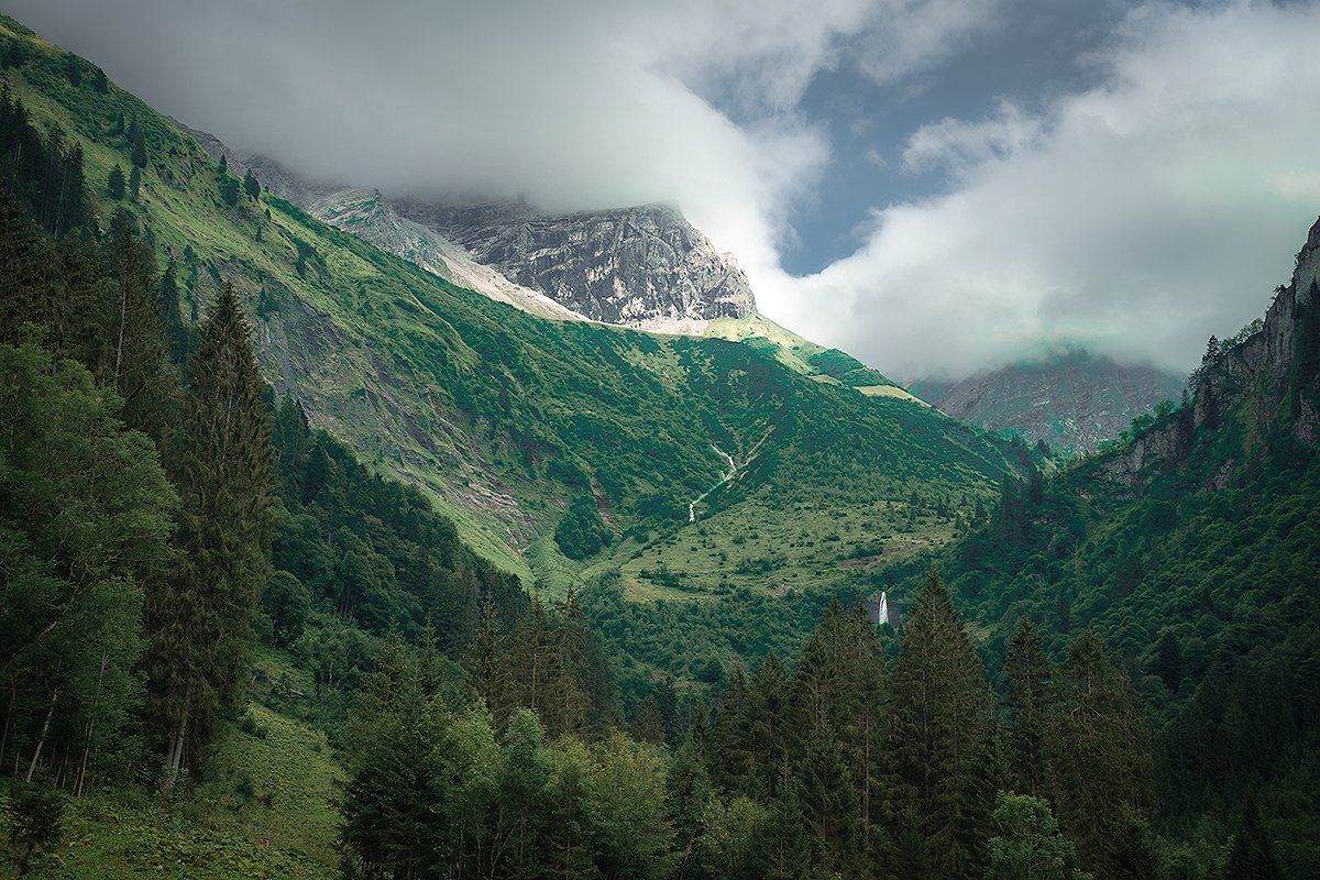 Das grüne Oytal mit Wasserfällen in der Ferne, Allgäu, Bayern