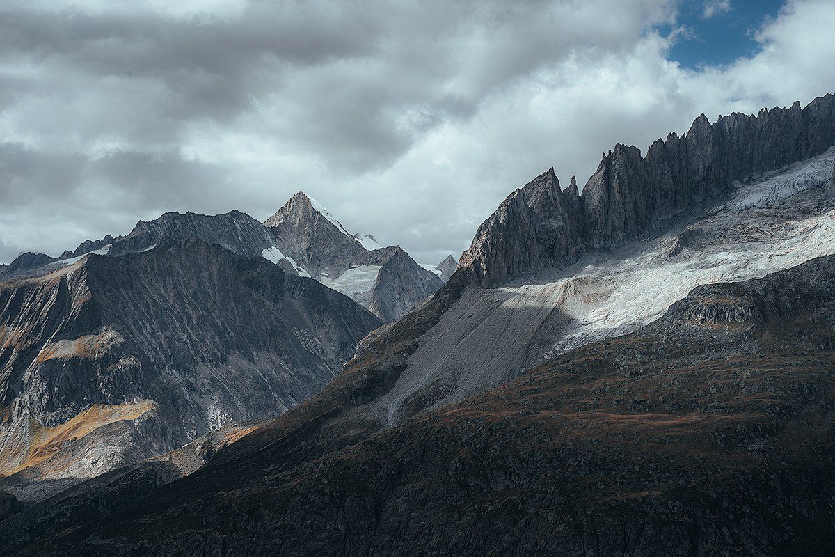 Beeindruckender Ausblick auf die schweizer Alpen mit Licht und Schatten, Schweiz