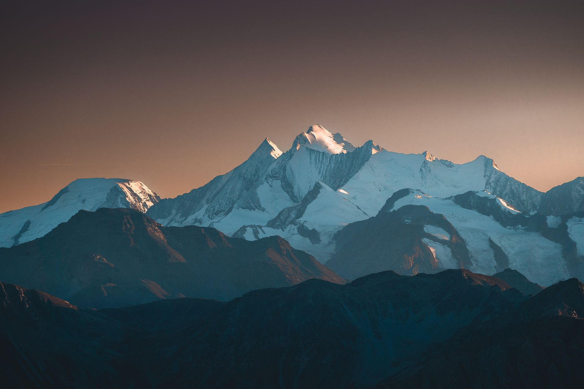 Schneebedeckte Gipfel der Mischabel-Bergkette bei Sonnenuntergang, Schweiz